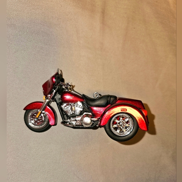 HALLMARK KEEPSAKE HARLEY-DAVIDSON TRIKE CHRISTMAS ORNAMENT - Picture 3 of 4